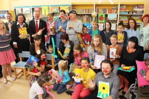 Przekazanie książek przez Fundację Zaczytani z udziałem Fundacji Doktor Klown Oddziałowi Dziecięcemu WCM w Opolu